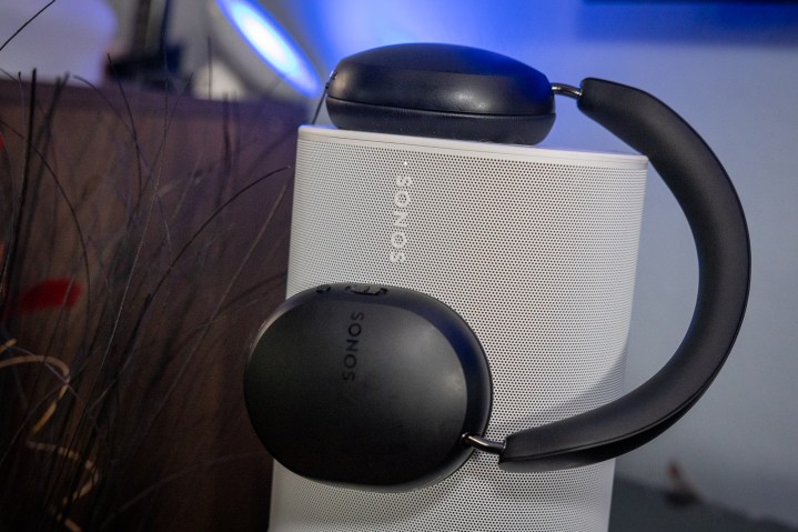 Sonos Move 2 taşınabilir hoparlörün üzerinde Sonos Ace kulaklıkları oturuyor.