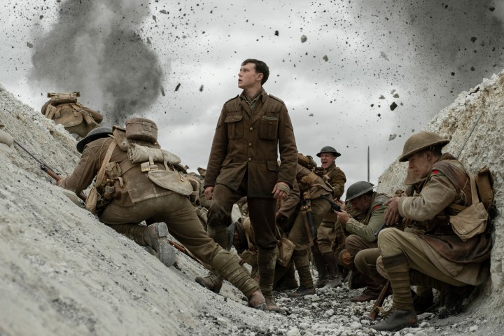 George MacKay, "1917" posterinde bir siperde Schofield rolünde.
