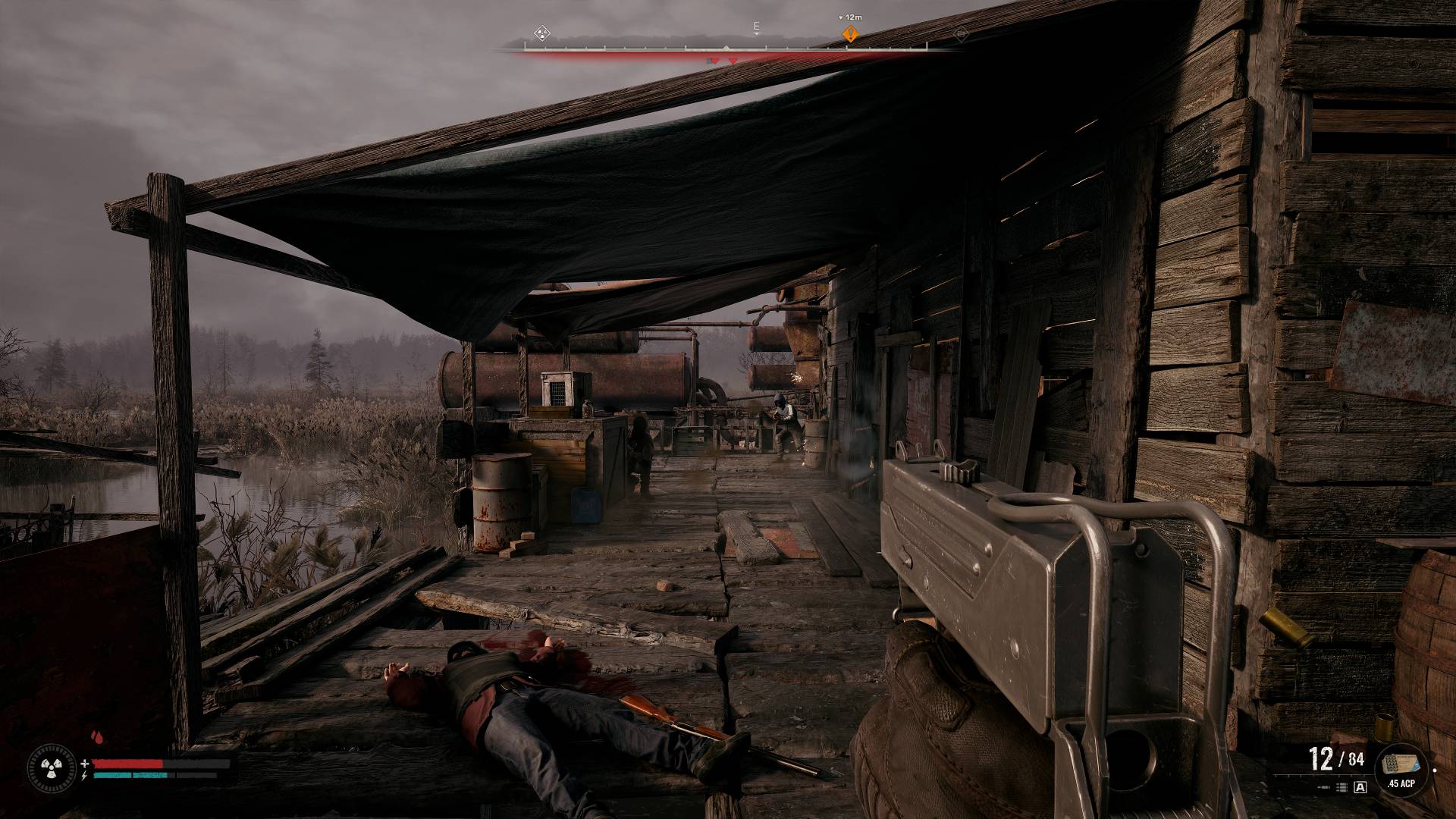 Bir oyuncunun terk edilmiş bir ev alanında yürüdüğü bir FPS oyununda alınan ekran görüntüsü