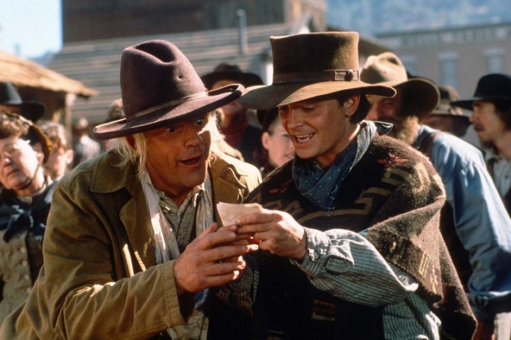 Marty McFly ve Doktor Brown bir kağıt parçasına bakıyorlar.