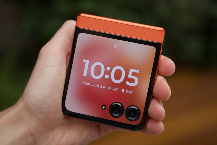 Motorola Razr 2024'ü tutan birisi kapak ekranını gösteriyor.