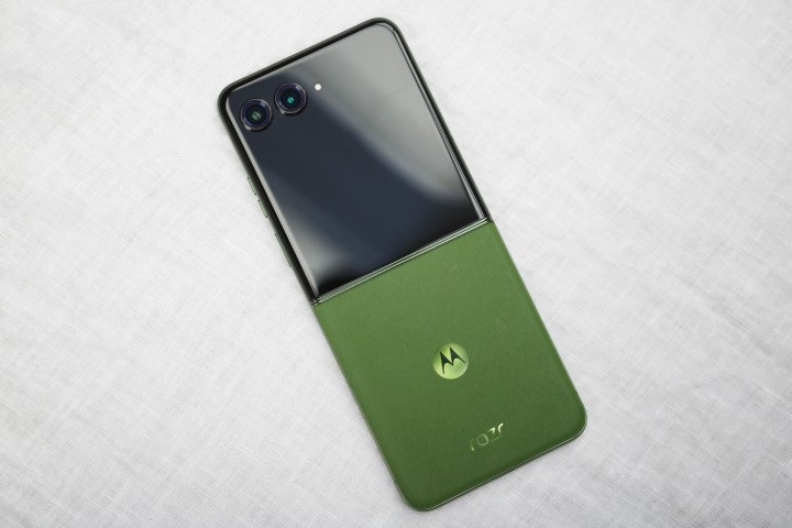 Yeşil renkte Motorola Razr Plus 2024 masanın üzerinde yatıyor.