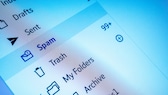 Spam e-postaların toplandığı spam klasörüne sahip e-posta gelen kutusu.