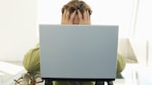 Bilgisayar virüsü sembolü görüntüsü: dizüstü bilgisayardaki çaresiz adam