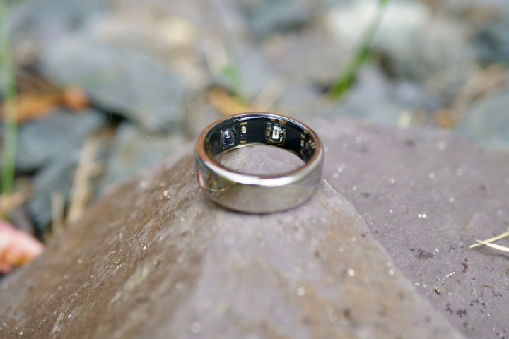 Oura Yüzüğü bir kayanın üzerinde duruyor.