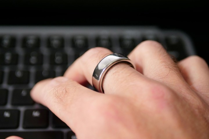 Oura Yüzüğünü takan bir kişi daktiloda yazıyor.