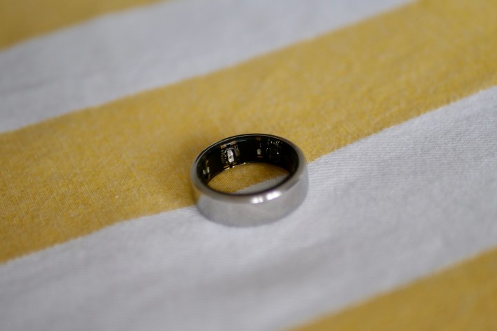 Oura Yüzüğü sarı ve beyaz bir arka plan üzerinde.