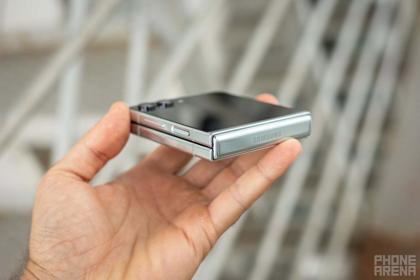 Galaxy Z Flip 5 çok popüler. | Görsel kredisi - PhoneArena - Katlama mı, çevirmeli mi: Telefon hangi yöne katlanmalı (açılmalı)?