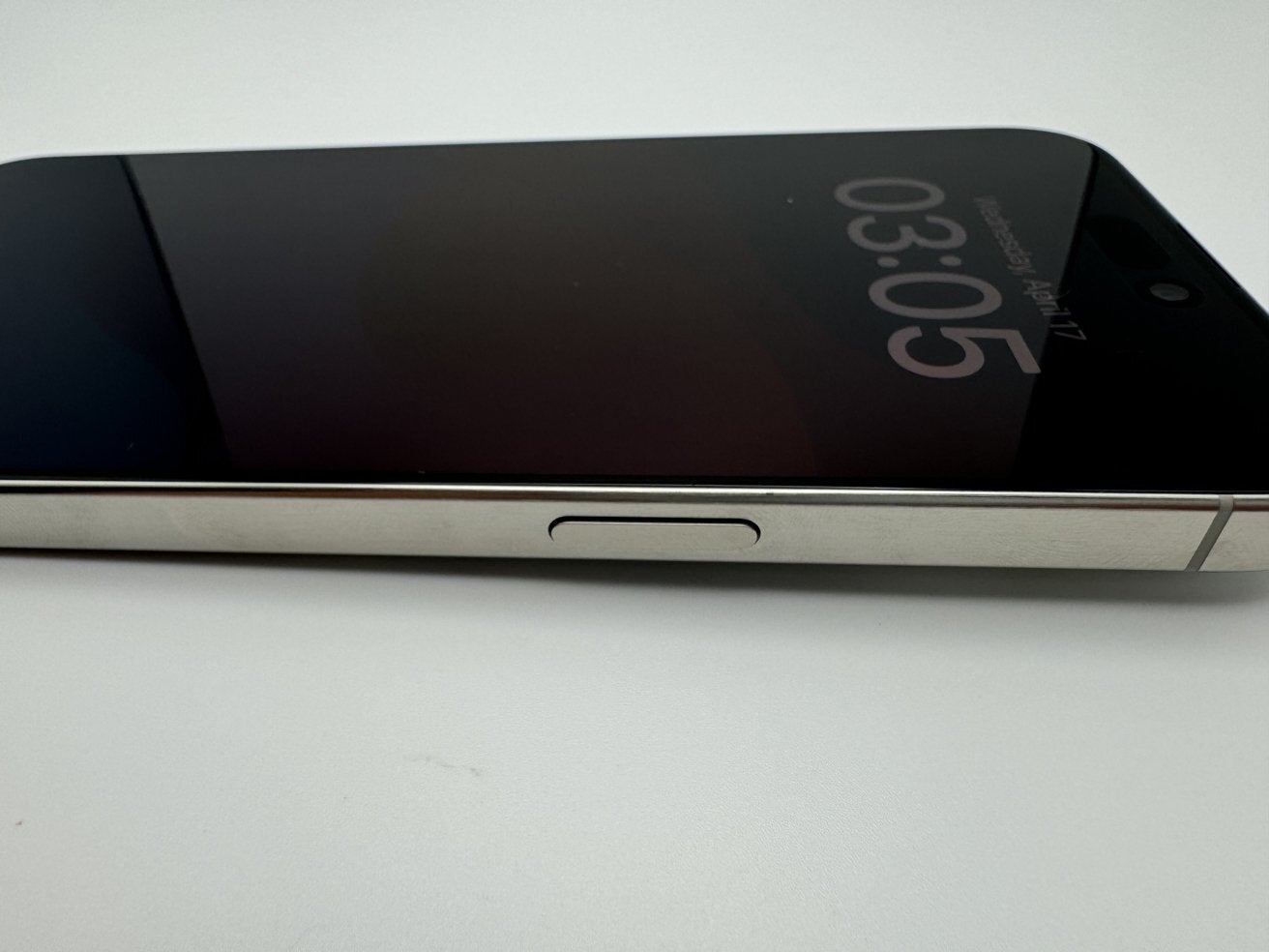 iPhone 15 Pro Max prototipindeki dokunsal güç düğmesi, telefonda kullanılan mekanik düğmeden daha küçüktü | Görsel kredisi-AppleInsider - Apple büyük bir değişikliği iptal etmeden önce iPhone 15 Pro Max prototipinin görüntüleri ortaya çıktı
