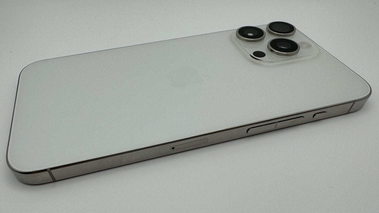 iPhone 15 Pro Max prototipindeki dokunsal birleşik ses düğmesi ve güç düğmesine bir kez daha bakın | Görsel kredisi-AppleInsider - Apple büyük bir değişikliği iptal etmeden önce bir prototip iPhone 15 Pro Max'in görüntüleri ortaya çıktı