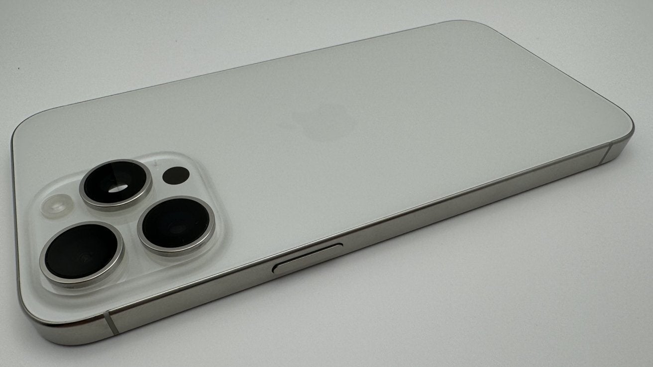 iPhone 15 Pro Max'in kaldırılan dokunsal güç düğmesine bir kez daha göz atalım | Görsel kredisi-AppleInsider - Apple büyük bir değişikliği kaldırmadan önce prototip iPhone 15 Pro Max'in görüntüleri ortaya çıktı