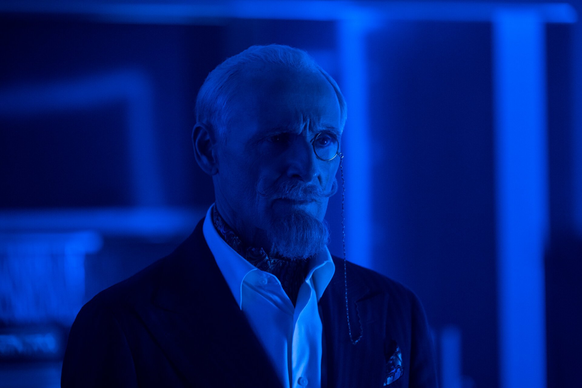 Colm Feore, The Umbrella Academy'nin 404. bölümünde Reginald Hargreeves rolünde. Cr. Christos Kalohoridis/Netflix © 2024