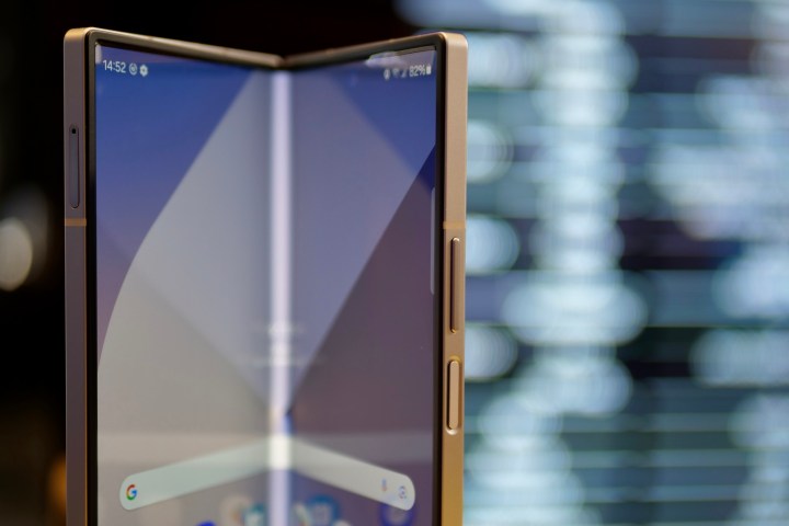 Samsung Galaxy Z Fold6 kısmen açık.