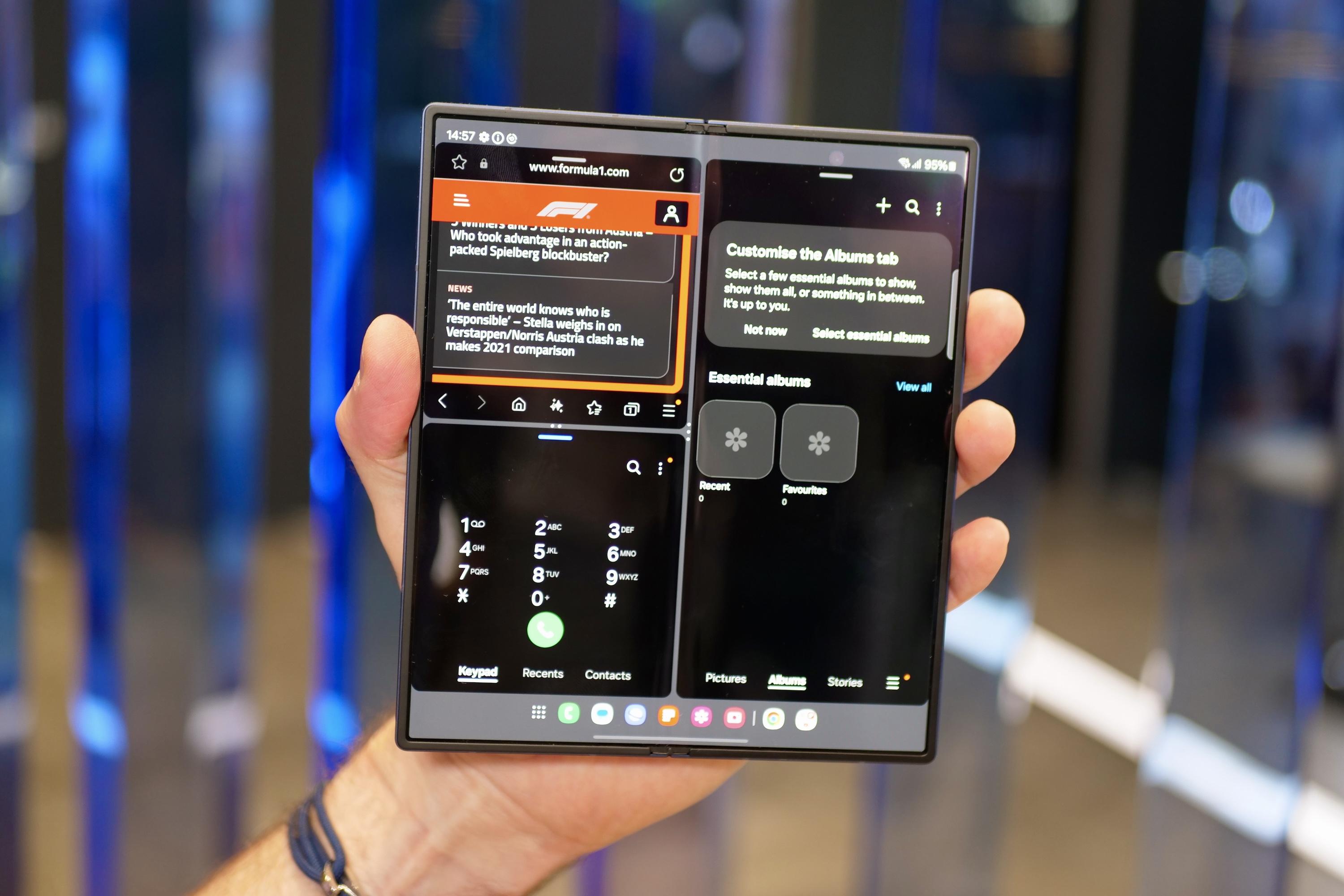 Açık Samsung Galaxy Z Fold6'yı tutan bir kişi ekranı gösteriyor.