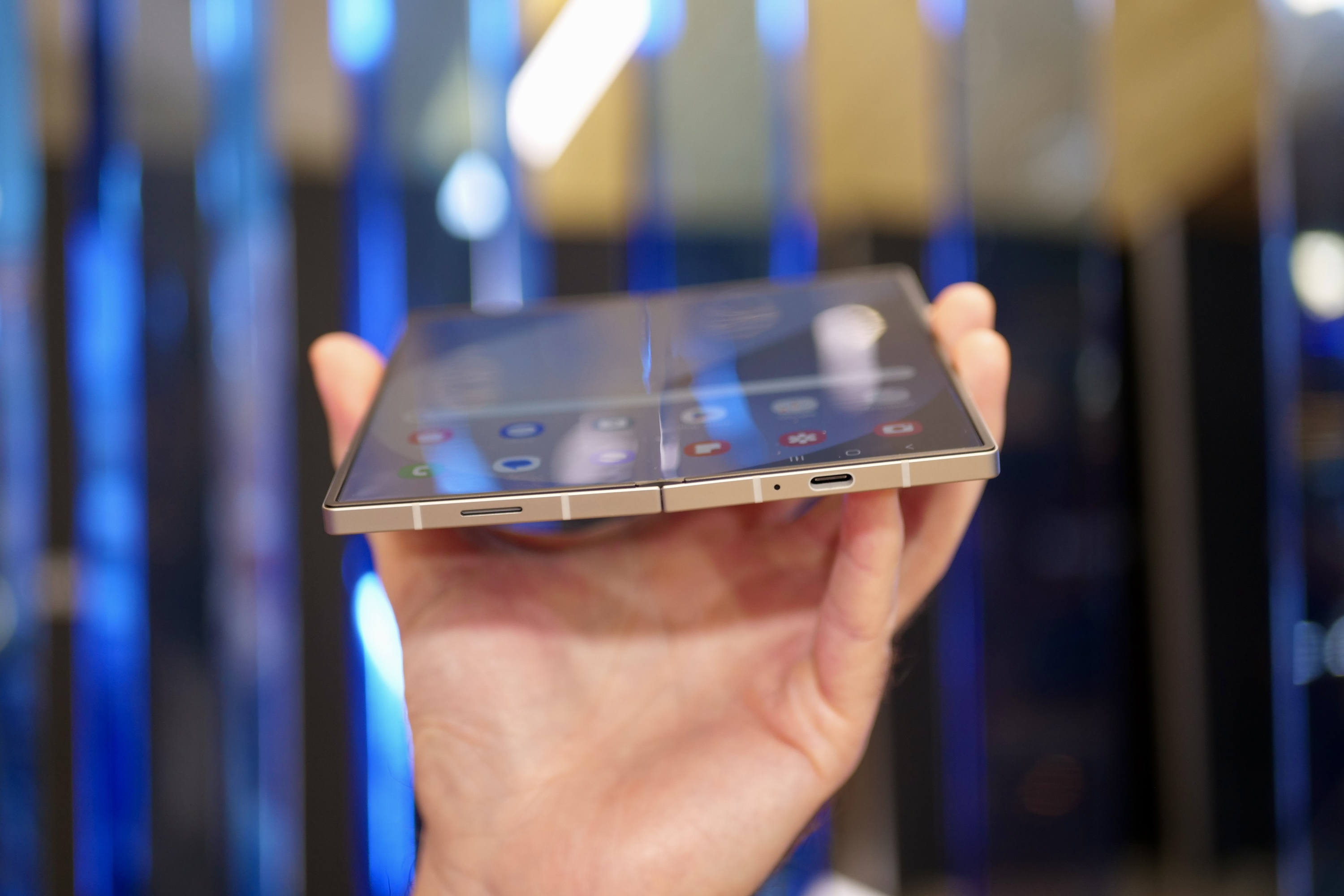 Açık Samsung Galaxy Z Fold6'yı tutan bir kişi, cihazın alt kısmını gösteriyor.