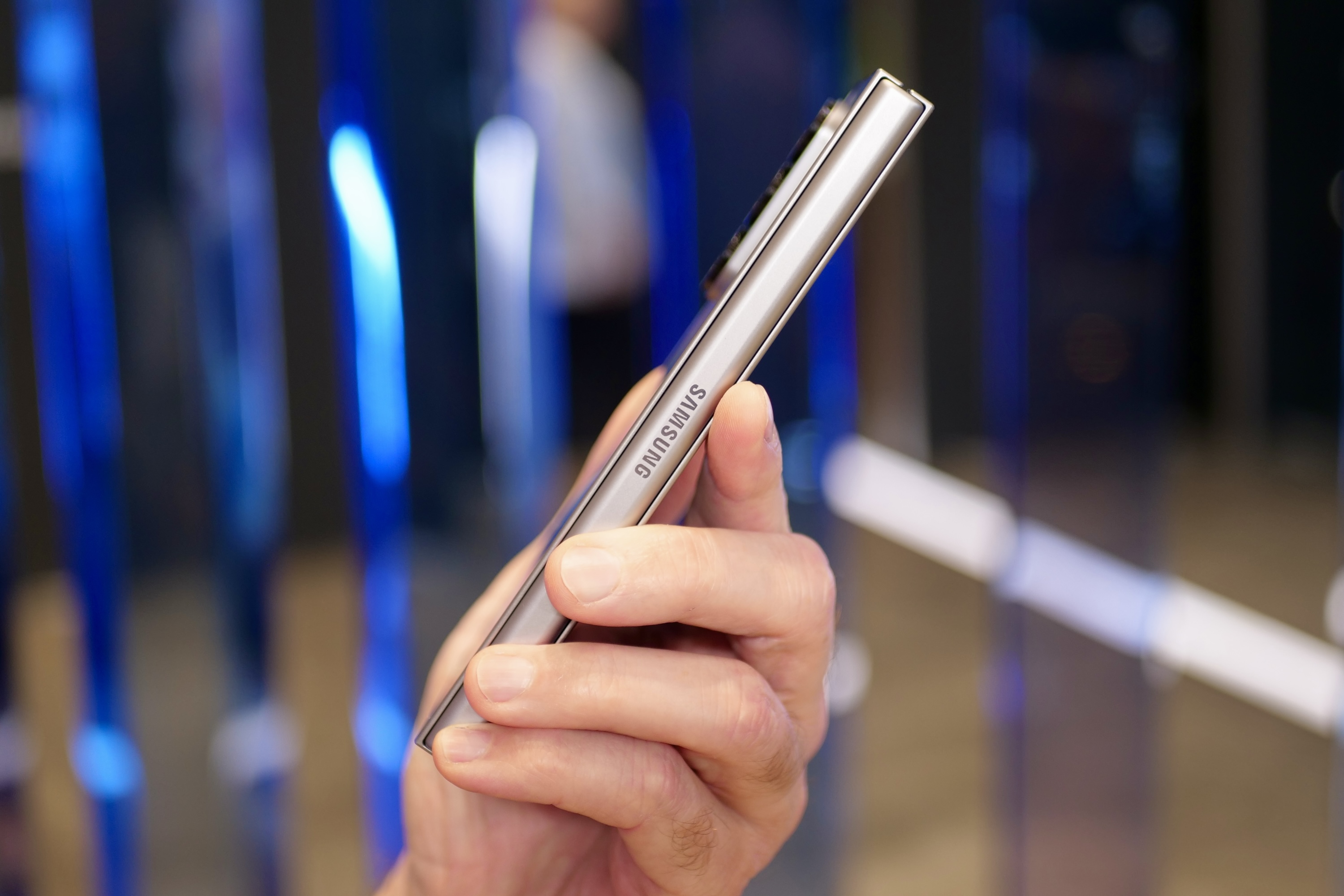 Katlanmış Samsung Galaxy Z Fold6'yı tutan bir kişi, menteşeyi gösteriyor.