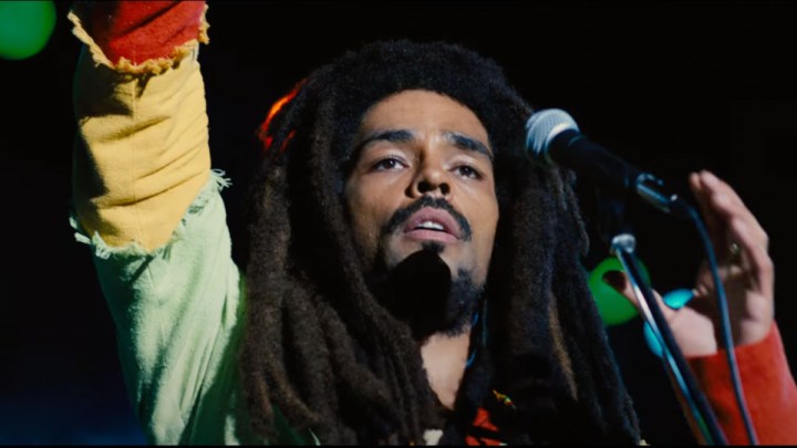Bob Marley yumruğunu havaya kaldırıyor.