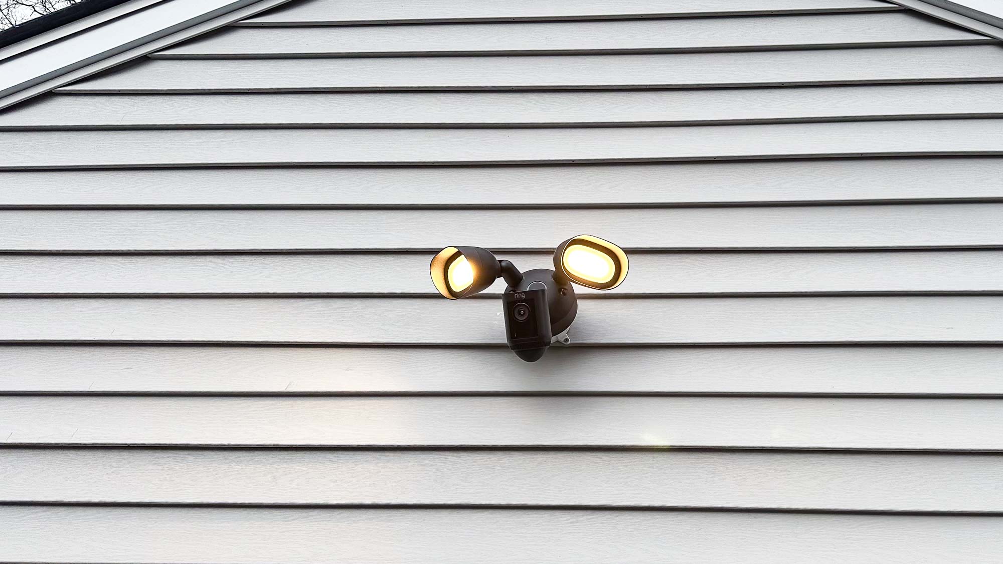 Garaja takılı Ring Floodlight Cam Wired Pro