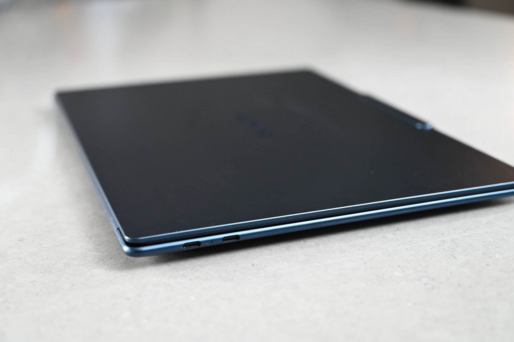 Lenovo Yoga Slim 7 kapağı kapalı halde.