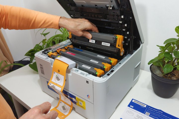 Birlikte verilen toner kartuşlarının kapaklarını çıkarmak için HL-L3280CDW'yi açtım.