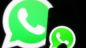 Siyah arka planda WhatsApp logosu: gruplar halinde sesli sohbetlerin sembolü