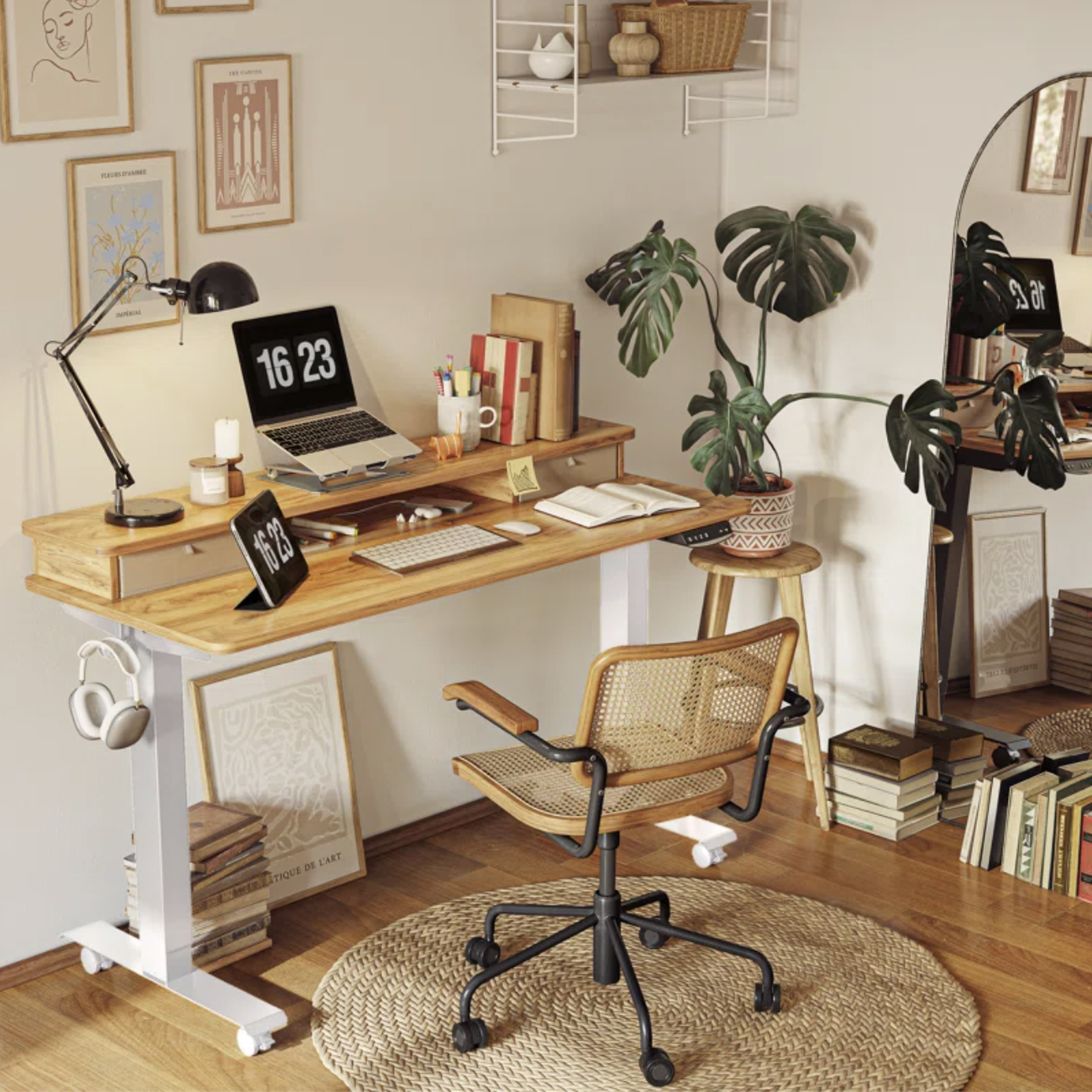 Ev ofis ortamında açık renk ahşap yüzeyli ve beyaz ayaklı çalışma masası.