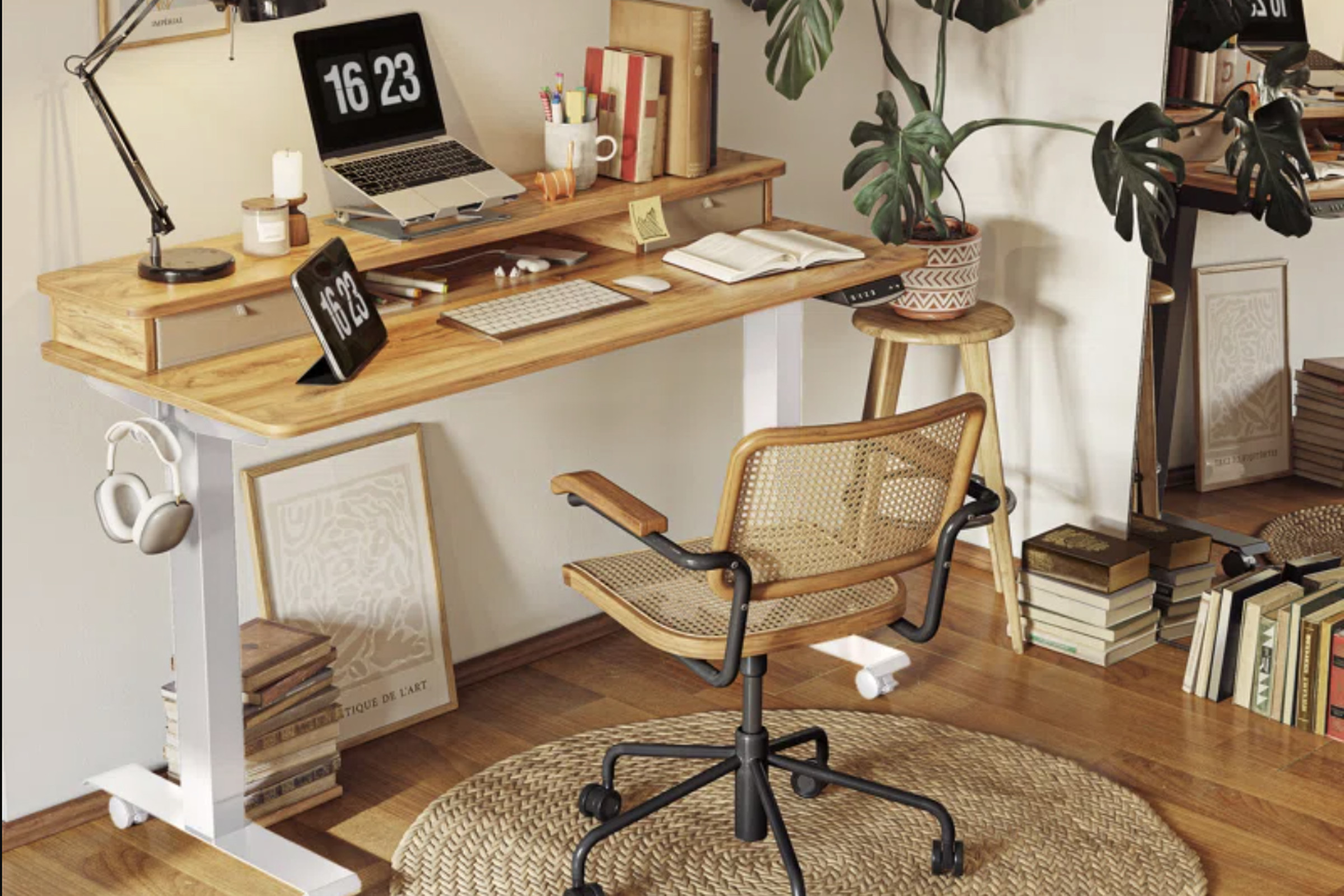 Ev ofis ortamında açık renk ahşap yüzeyli ve beyaz ayaklı çalışma masası.