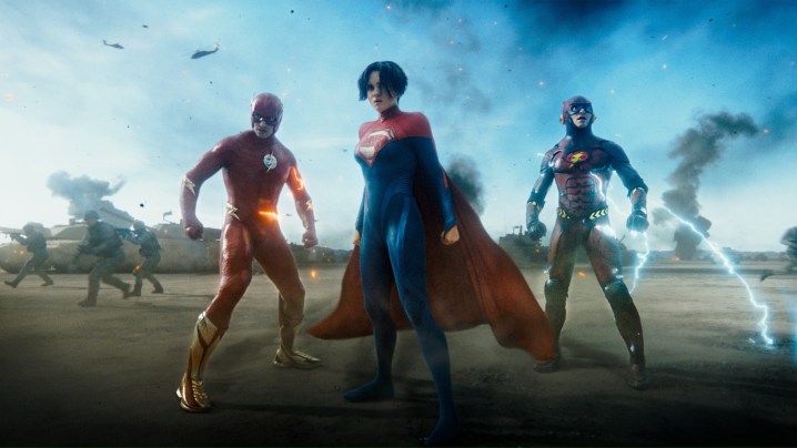 Supergirl, Flash'ın her iki sürümüyle birlikte.