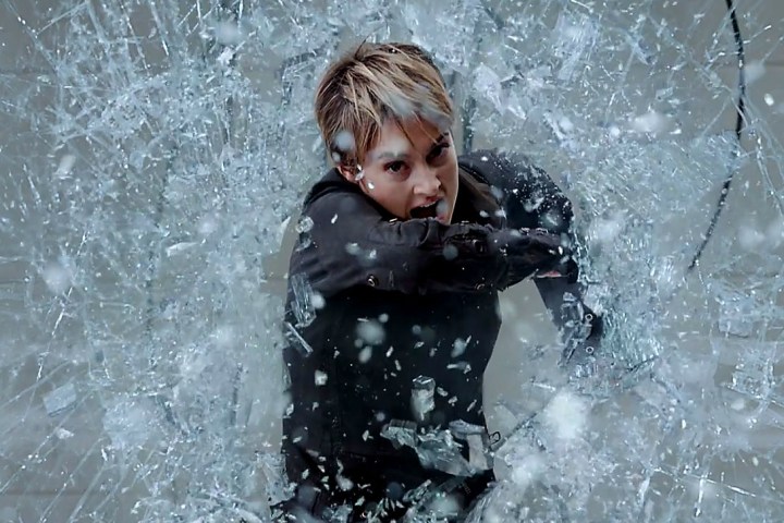 Insurgent'ta Shailene Woodly camı kırıyor.