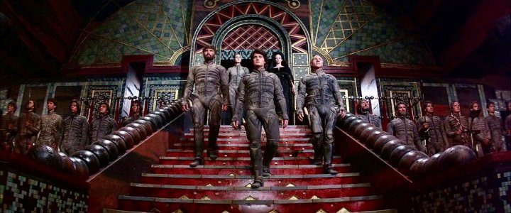 David Lynch'in Dune filminin oyuncuları merdivenlerden iniyor.