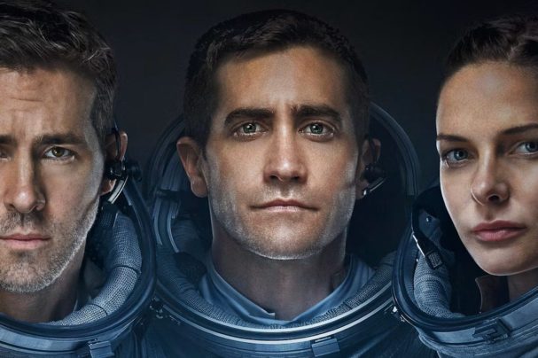 Life'ta bilim adamlarından oluşan bir ekip olarak Ryan Reynolds, Jake Gyllenhaal ve Rebecca Ferguson'un yer aldığı tanıtım posteri.