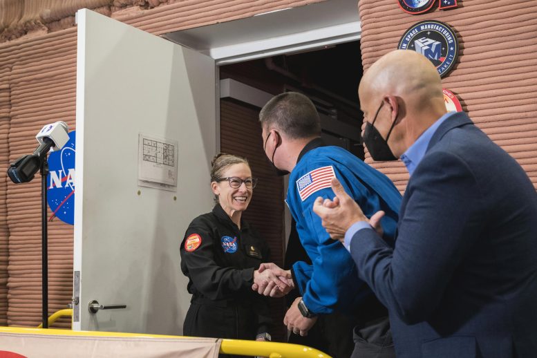 NASA CHAPEA Mürettebat Üyesi Kelly Haston, Kjell Lindgren ve Stephen Koerner'i selamlıyor