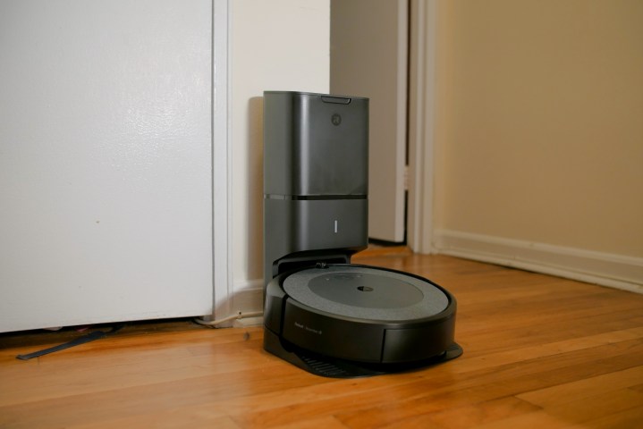iRobot Roomba i3 Plus kir boşaltma ünitesi