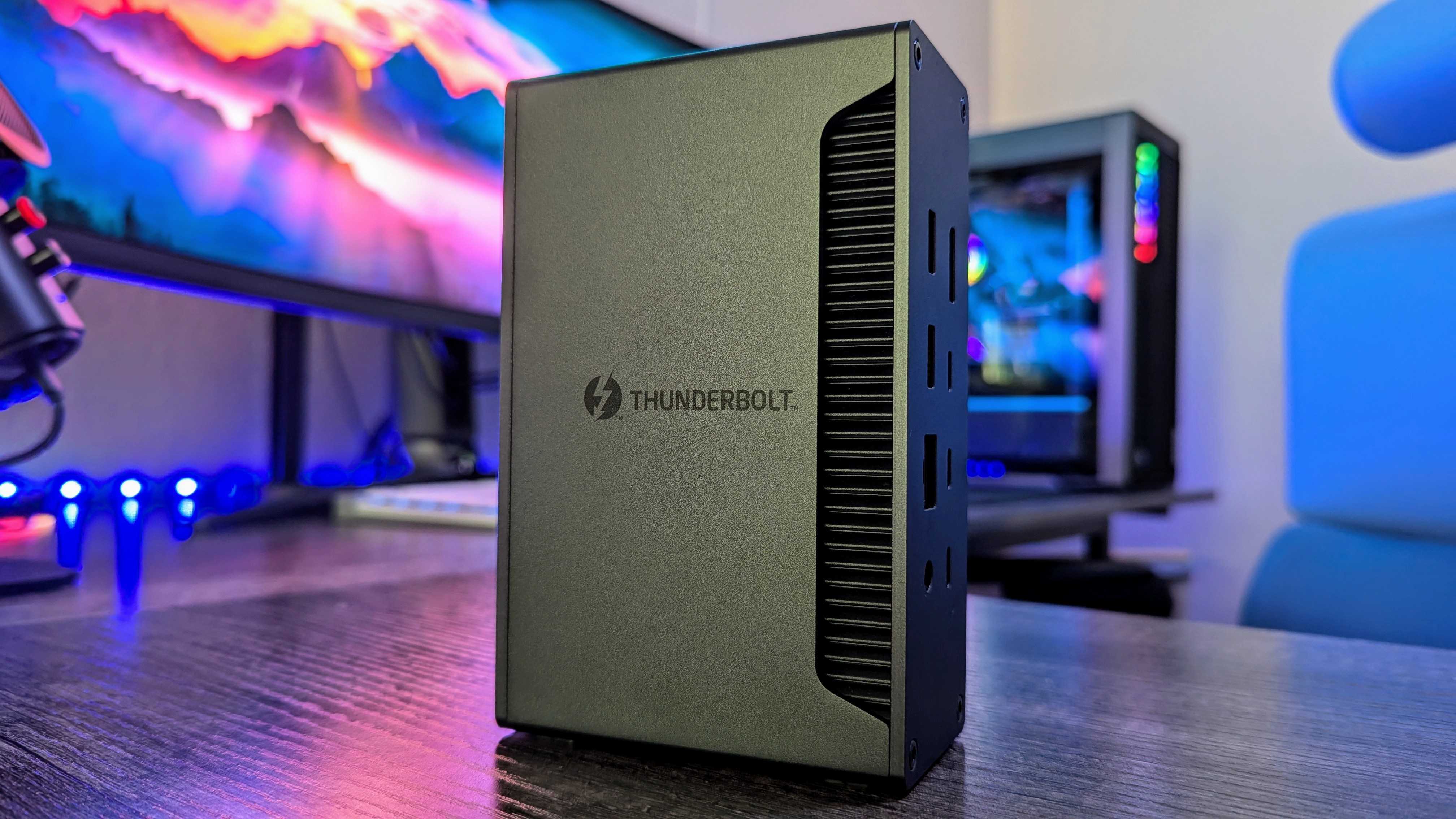 UGREEN Revodok Max 213 Thunderbolt 4 Yerleştirme İstasyonu'nun görüntüsü.