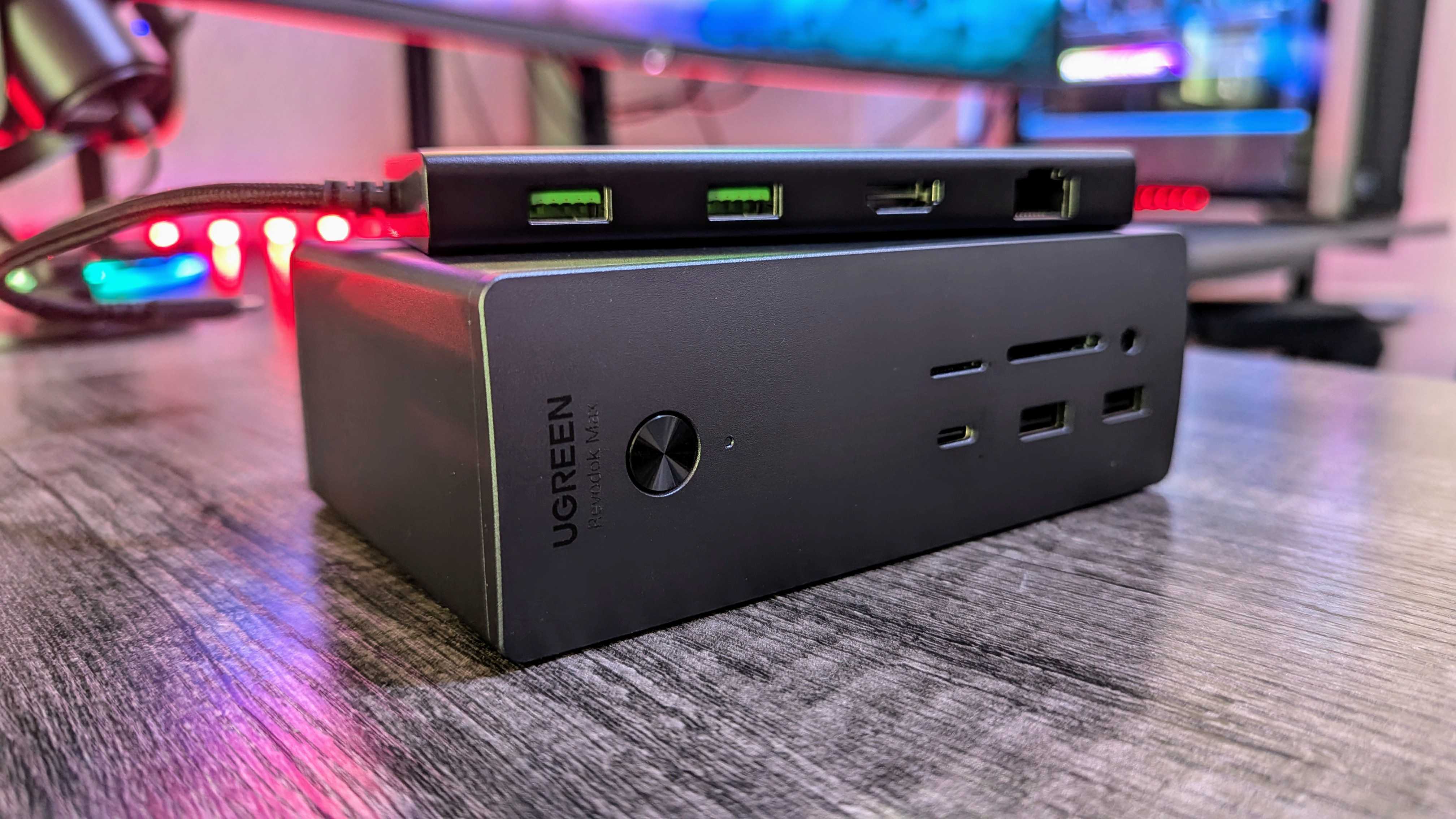 UGREEN Revodok Max 213 Thunderbolt 4 Yerleştirme İstasyonu'nun görüntüsü.