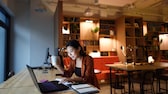Çevrimiçi bankacılığı etkinleştirin Sembolik resim: evde bilgisayar başında çalışan kadın