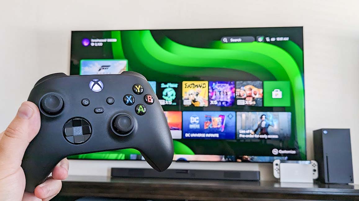 LG C2 OLED evo TV'nin önünde Xbox Series X kontrolcüsü.