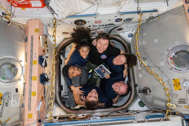 NASA Astronotları Cygnus Uzay Aracının İçinde