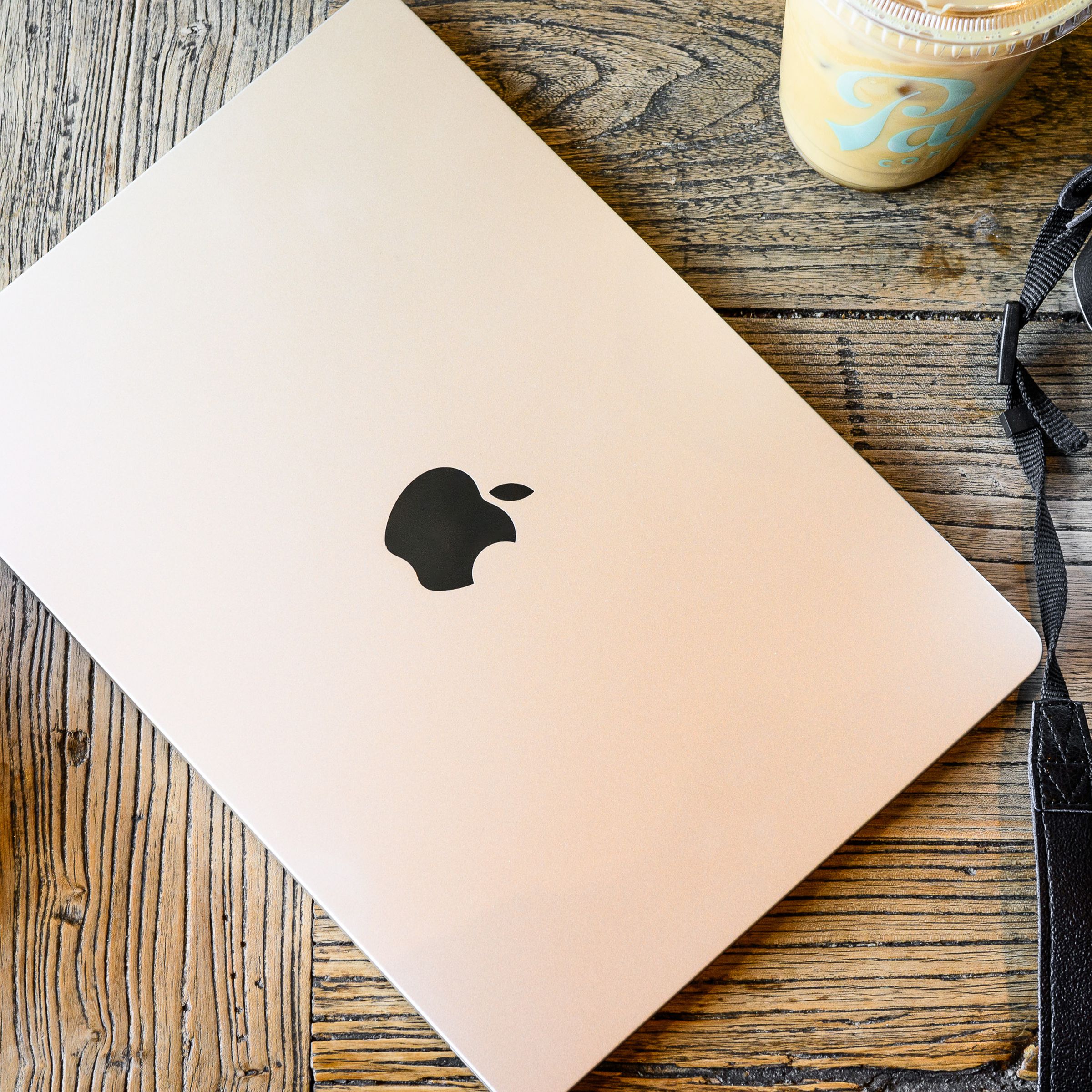Apple'ın M3 destekli MacBook Air dizüstü bilgisayarının fotoğrafı.