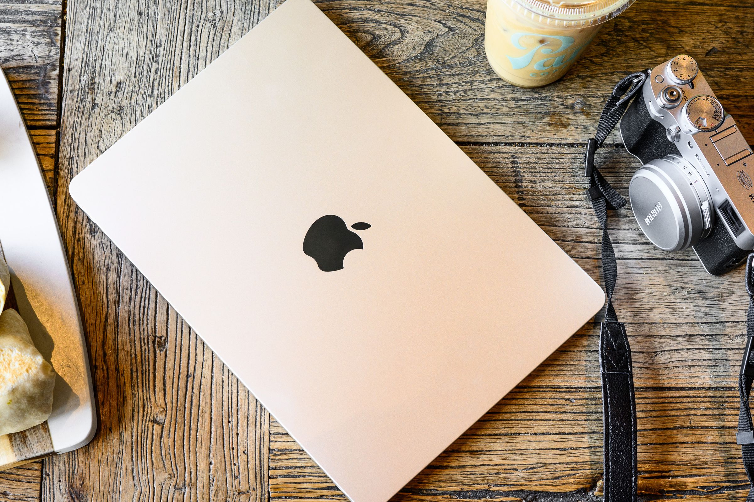 Apple'ın M3 destekli MacBook Air dizüstü bilgisayarının fotoğrafı.