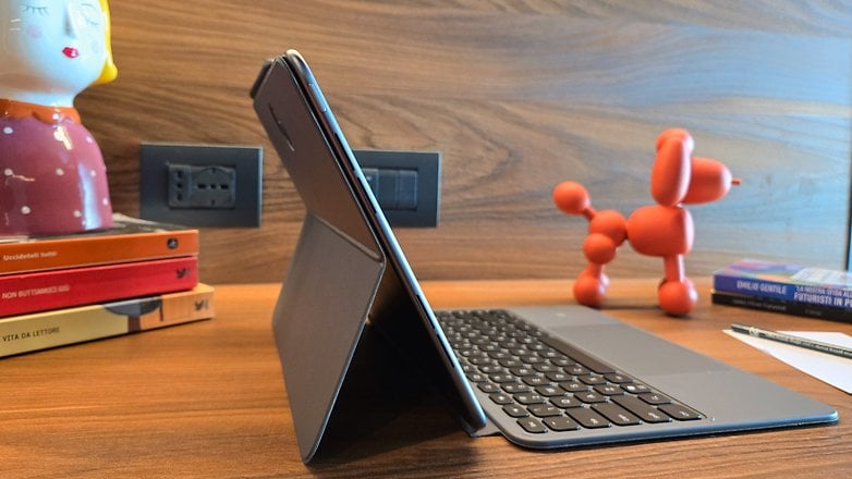 Masanın üzerinde yan taraftan stand ve klavyeyle birlikte OnePlus Pad 2