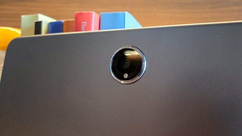 OnePlus Pad 2'nin arkasındaki kamera sensörünün yakından görünümü