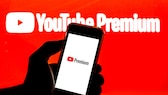 YouTube Premium fiyat artışı Sembolik resim: Cep telefonunda kırmızı YouTube arka planının önünde YouTube Premium logosu
