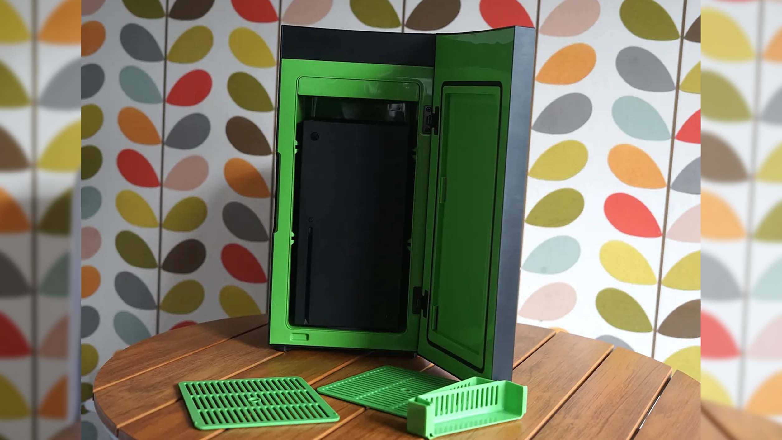 Xbox Series X, Xbox Mini Buzdolabının içinde. 
