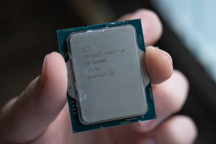 Parmakların arasında Intel Core i9-12900K.