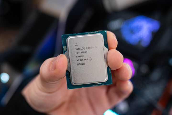 Parmak uçları arasında tutulan Intel Core i9-13900K.