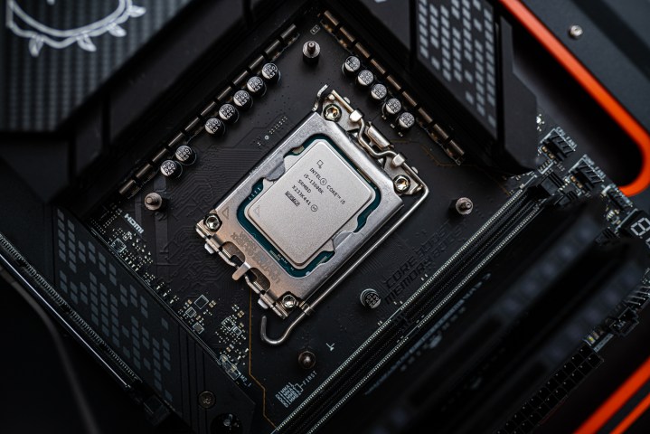 Bir anakarta takılı Intel Core i5-13600K.