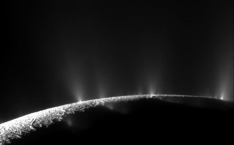 Satürn'ün Jeolojik Olarak Aktif Uydusu Enceladus'a İlişkin Yeni Görüşler