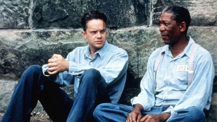 The Shawshank Redemption'da Andy ve Red yerde oturuyor.