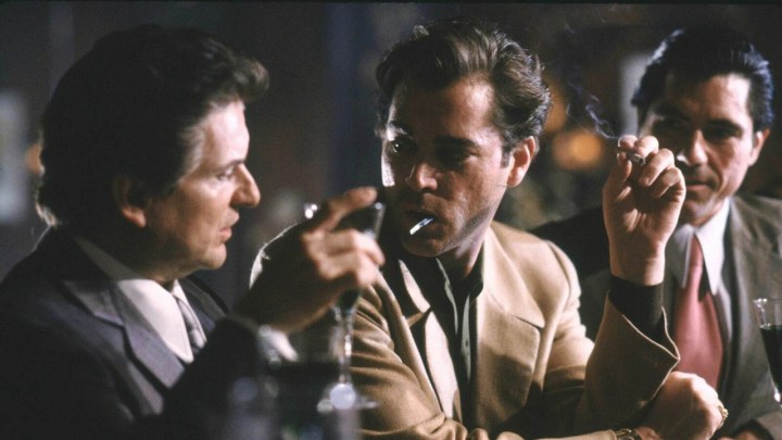 Goodfellas filminden bir sahnede barda oturan üç adam içki içip sigara içiyor.